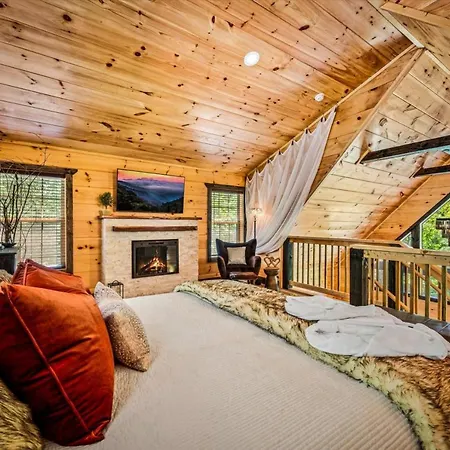 Luxury Couples Retreat- Hot Tub-Fireplace- Fire Pit- Bbq